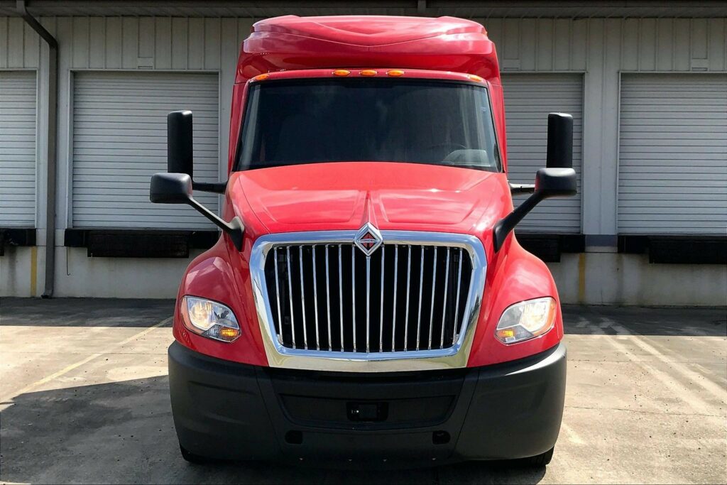 2021 CUM LT625 6×4 Sleeper