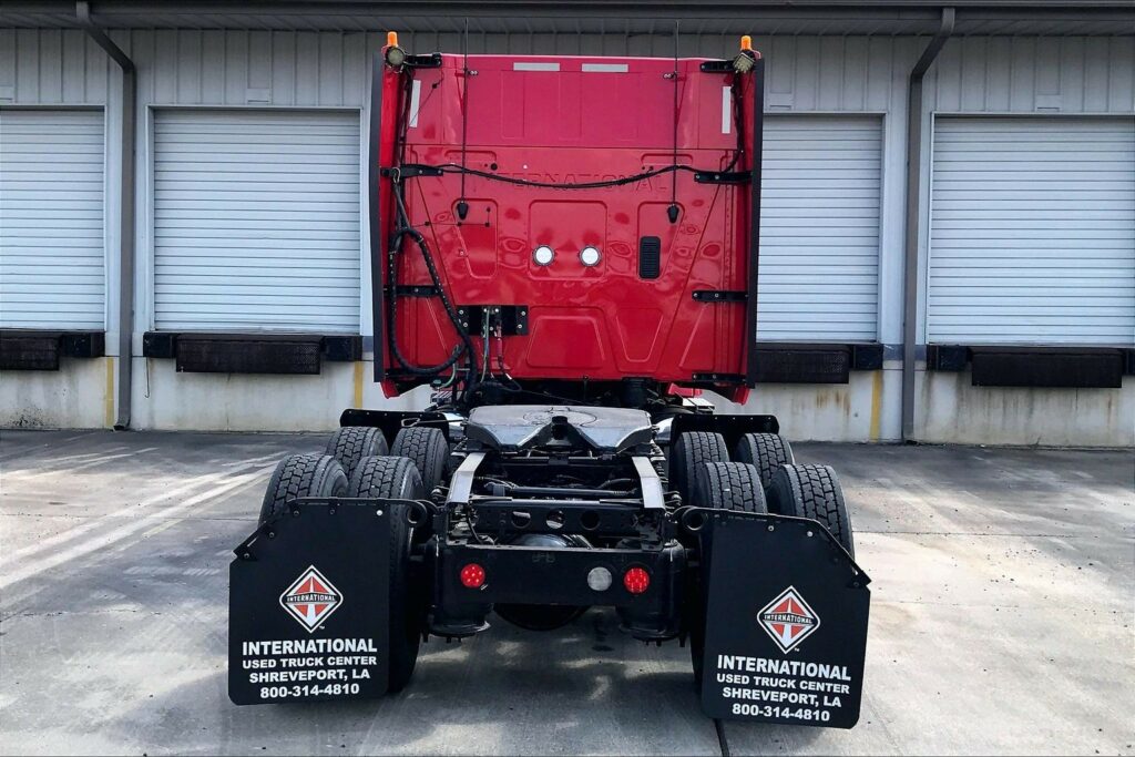 2021 CUM LT625 6×4 Sleeper