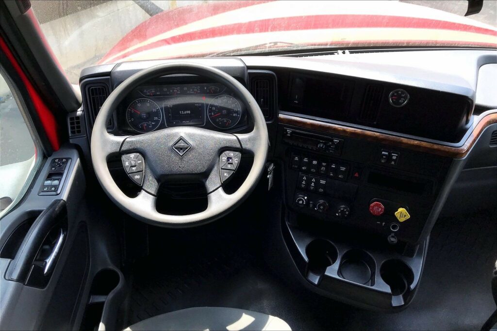 2021 CUM LT625 6×4 Sleeper