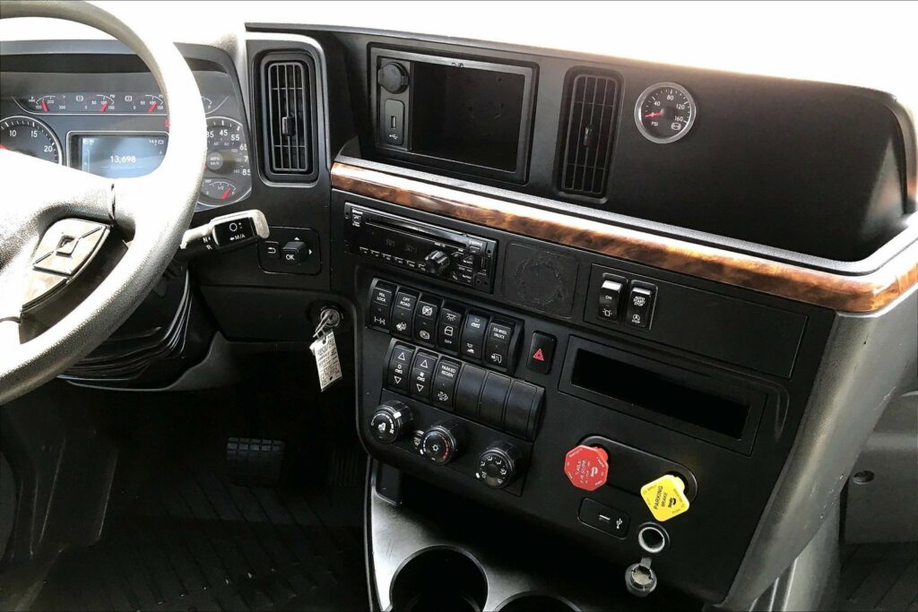 2021 CUM LT625 6×4 Sleeper