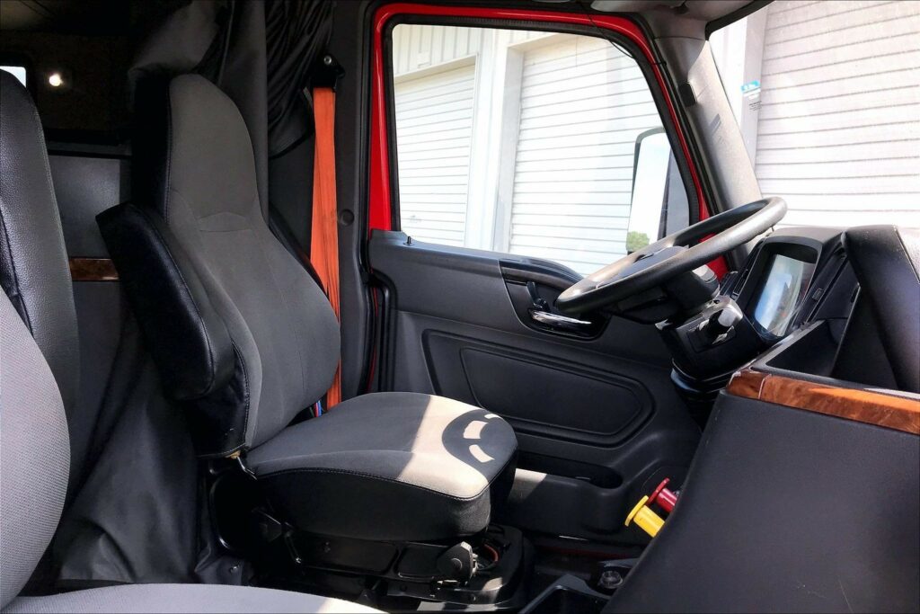 2021 CUM LT625 6×4 Sleeper