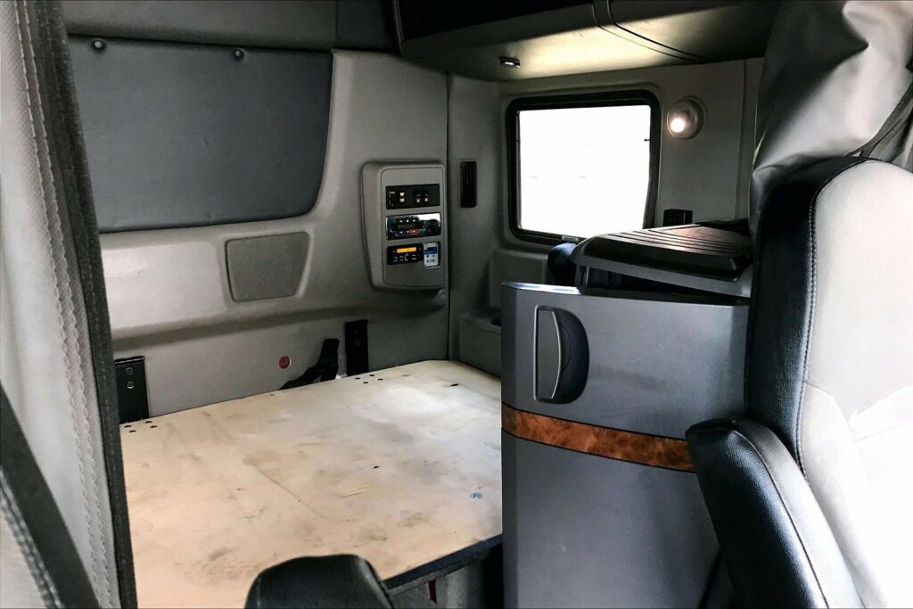 2021 CUM LT625 6×4 Sleeper