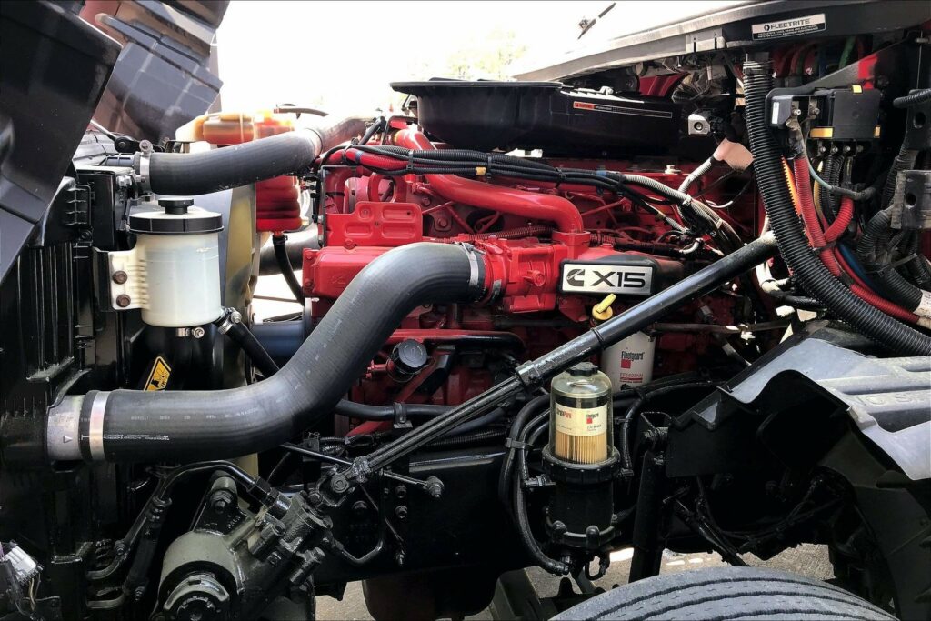 2021 CUM LT625 6×4 Sleeper