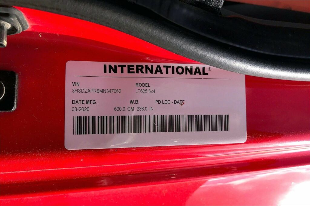 2021 CUM LT625 6×4 Sleeper