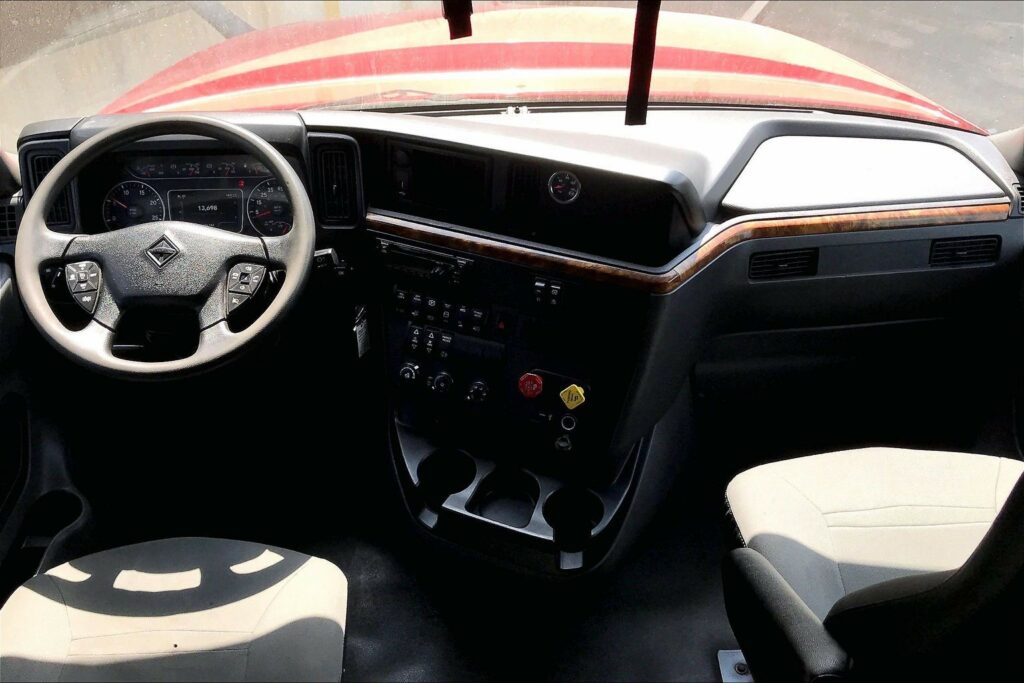 2021 CUM LT625 6×4 Sleeper