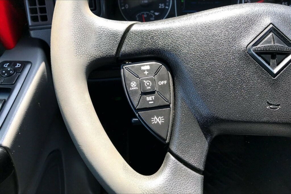 2021 CUM LT625 6×4 Sleeper