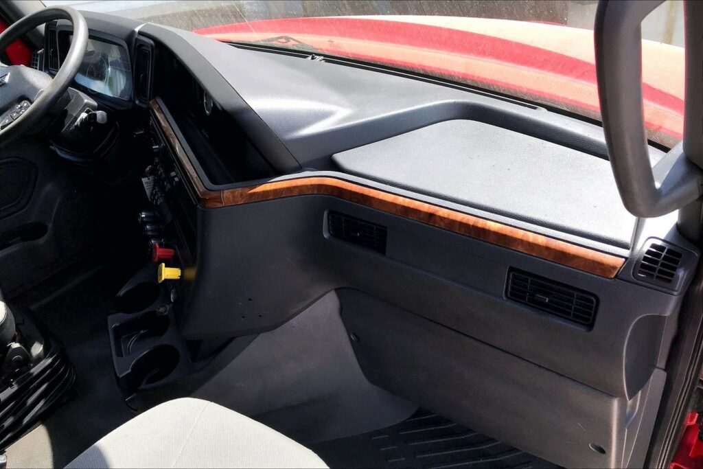 2021 CUM LT625 6×4 Sleeper