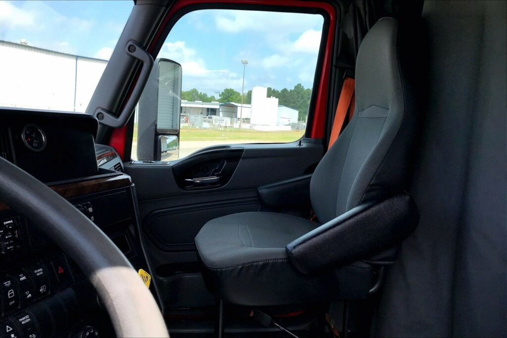 2021 CUM LT625 6×4 Sleeper