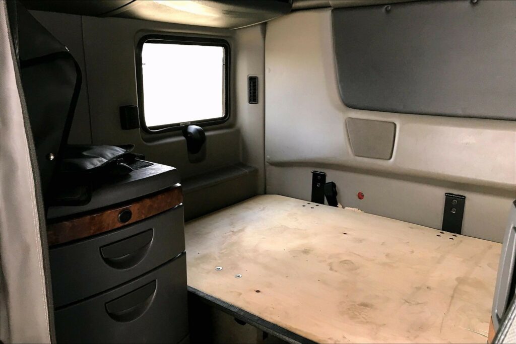 2021 CUM LT625 6×4 Sleeper