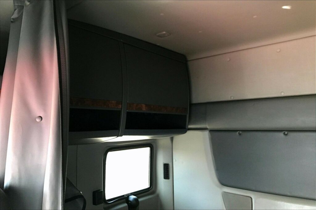 2021 CUM LT625 6×4 Sleeper