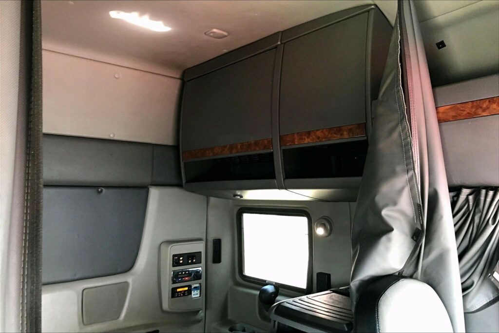 2021 CUM LT625 6×4 Sleeper