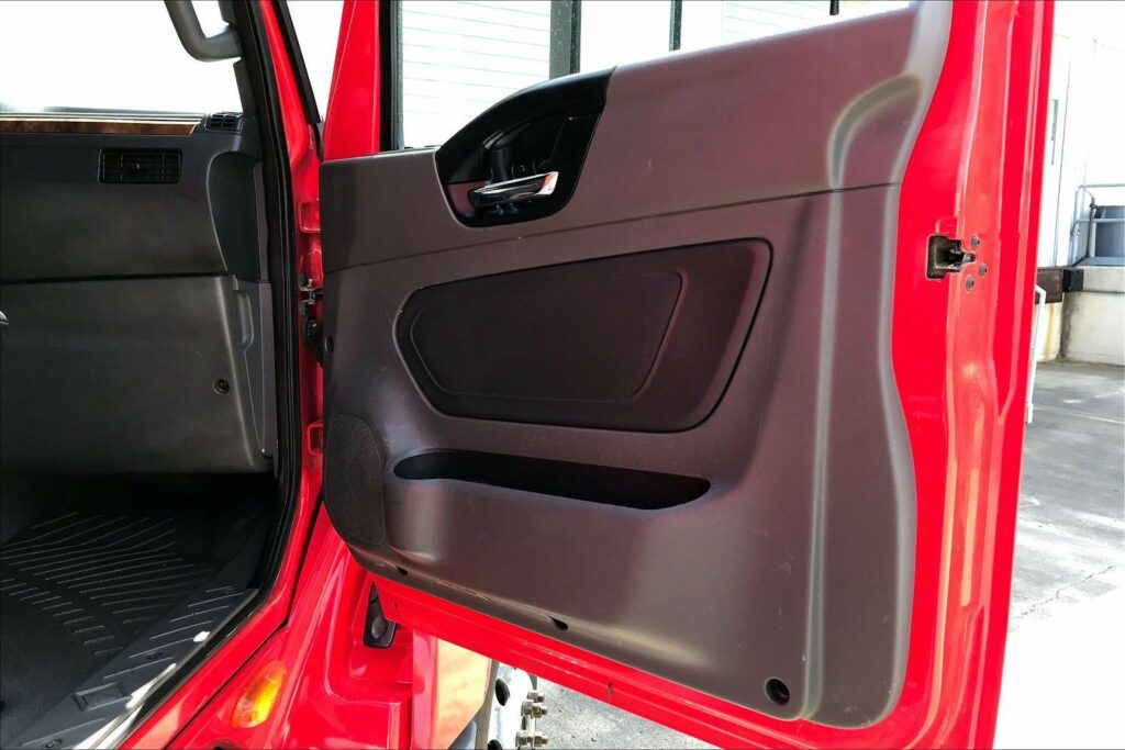 2021 CUM LT625 6×4 Sleeper