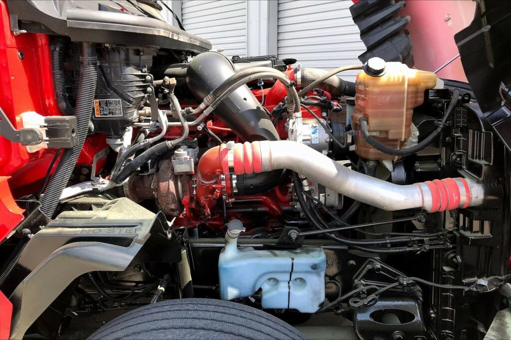 2021 CUM LT625 6×4 Sleeper