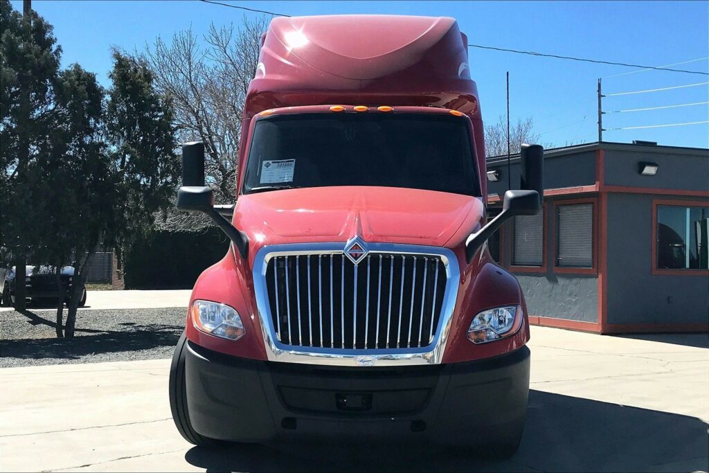 2023 CUM LT625 6X4 Sleeper