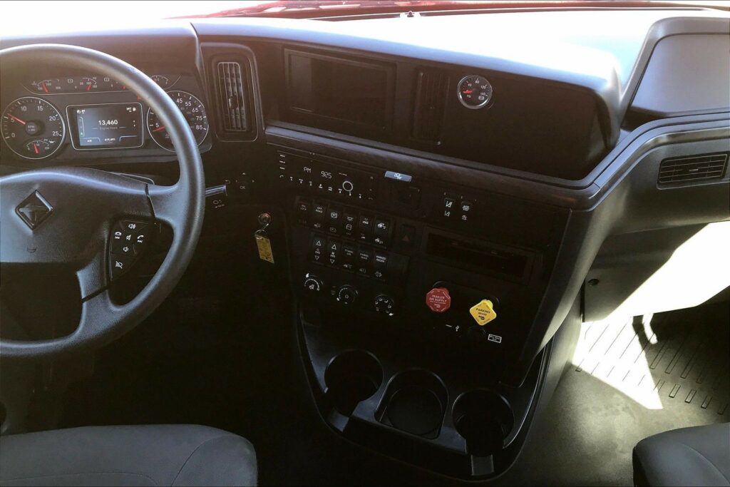 2023 CUM LT625 6X4 Sleeper