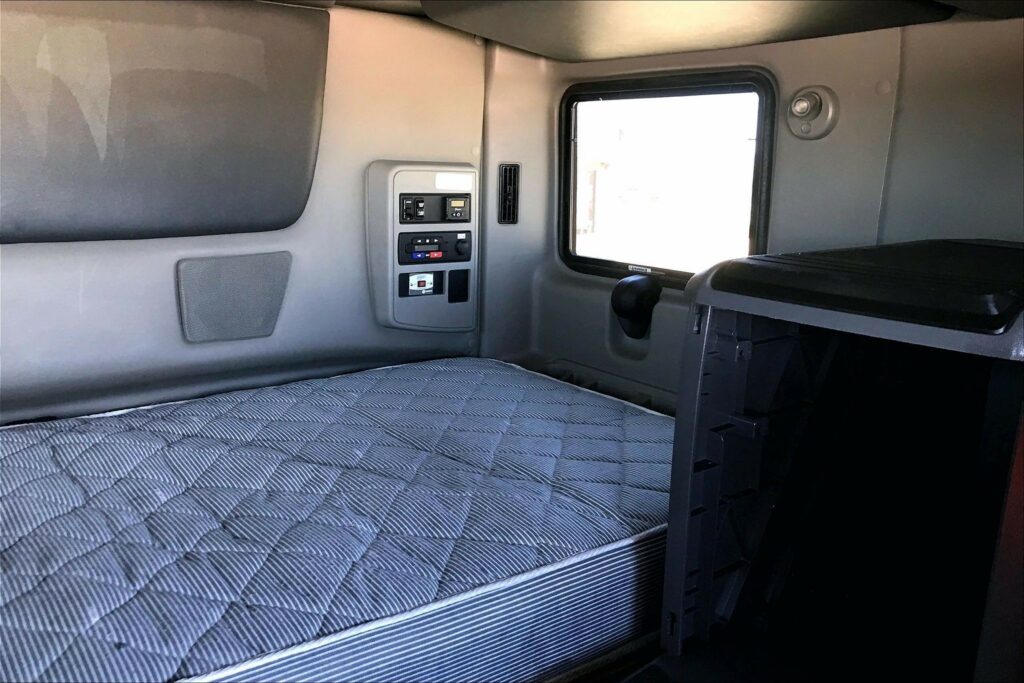 2023 CUM LT625 6X4 Sleeper