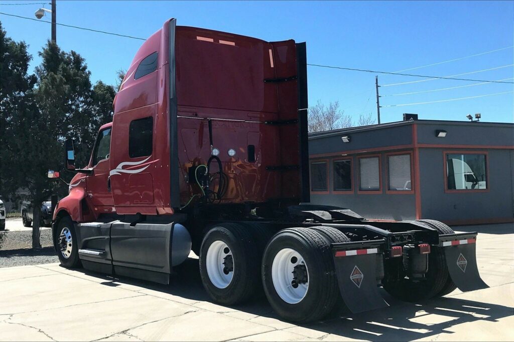 2023 CUM LT625 6X4 Sleeper