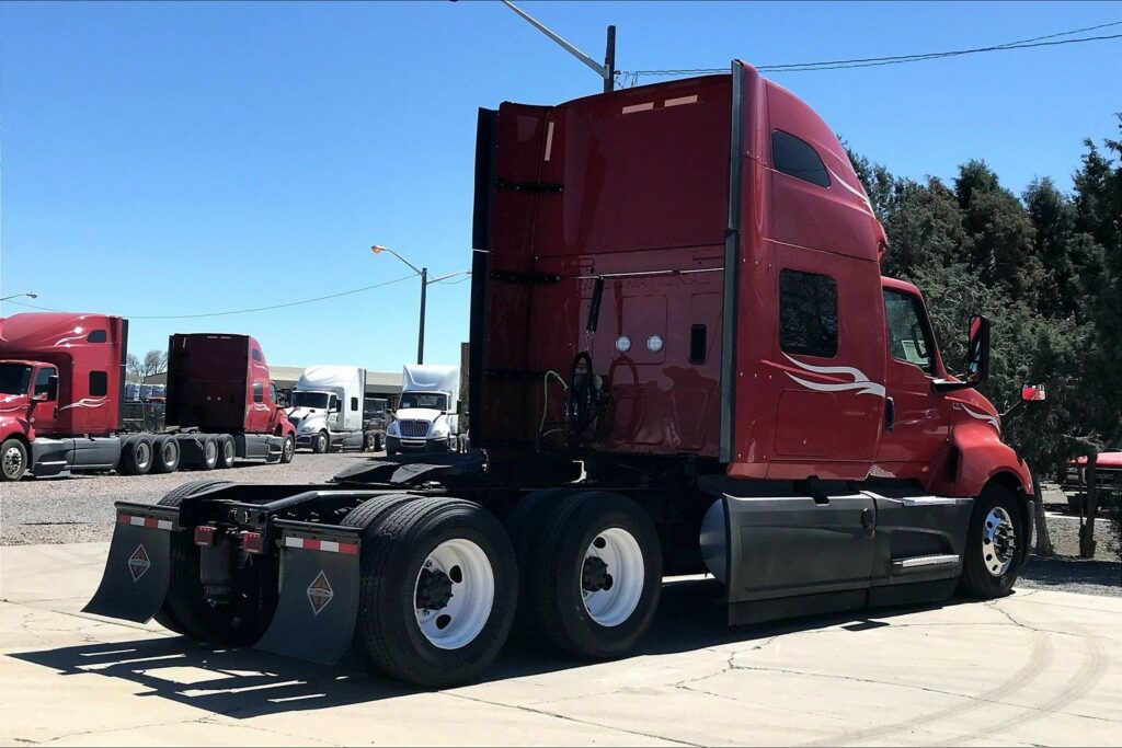 2023 CUM LT625 6X4 Sleeper