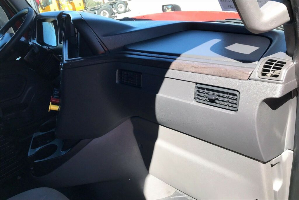 2023 CUM LT625 6X4 Sleeper