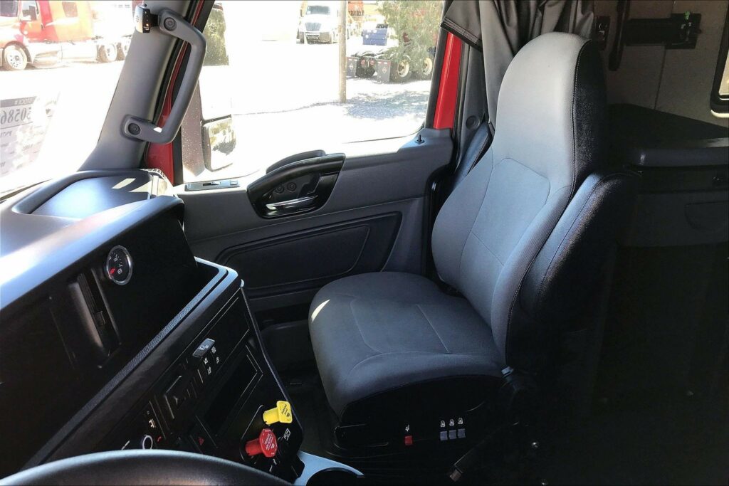 2023 CUM LT625 6X4 Sleeper