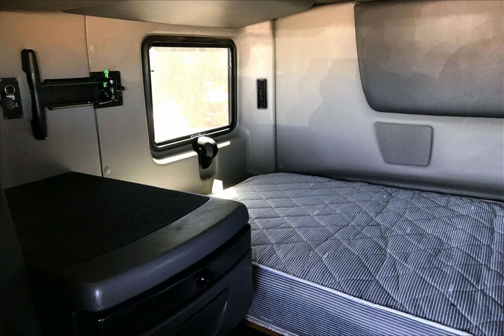 2023 CUM LT625 6X4 Sleeper