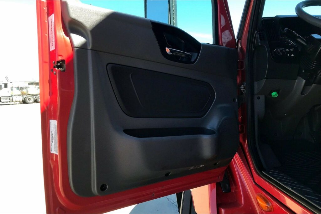 2023 CUM LT625 6X4 Sleeper