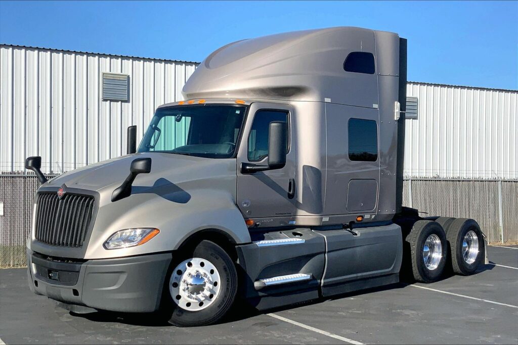 2022 CUM LT625 6×4 Sleeper