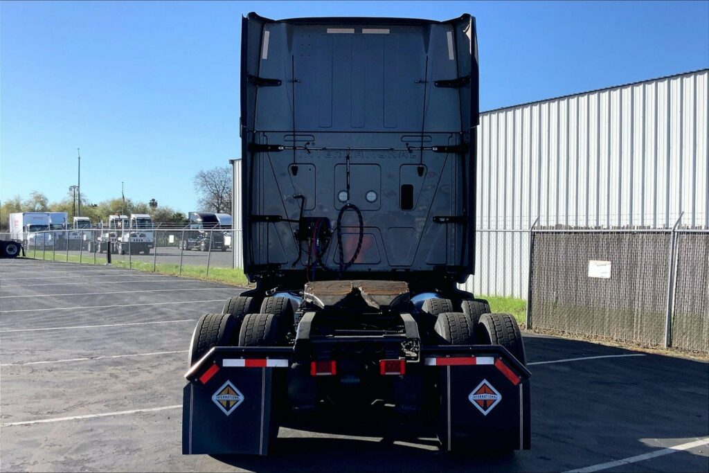 2022 CUM LT625 6×4 Sleeper