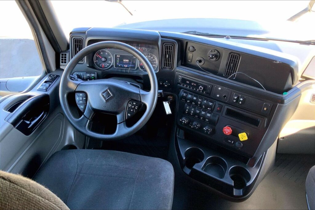 2022 CUM LT625 6×4 Sleeper