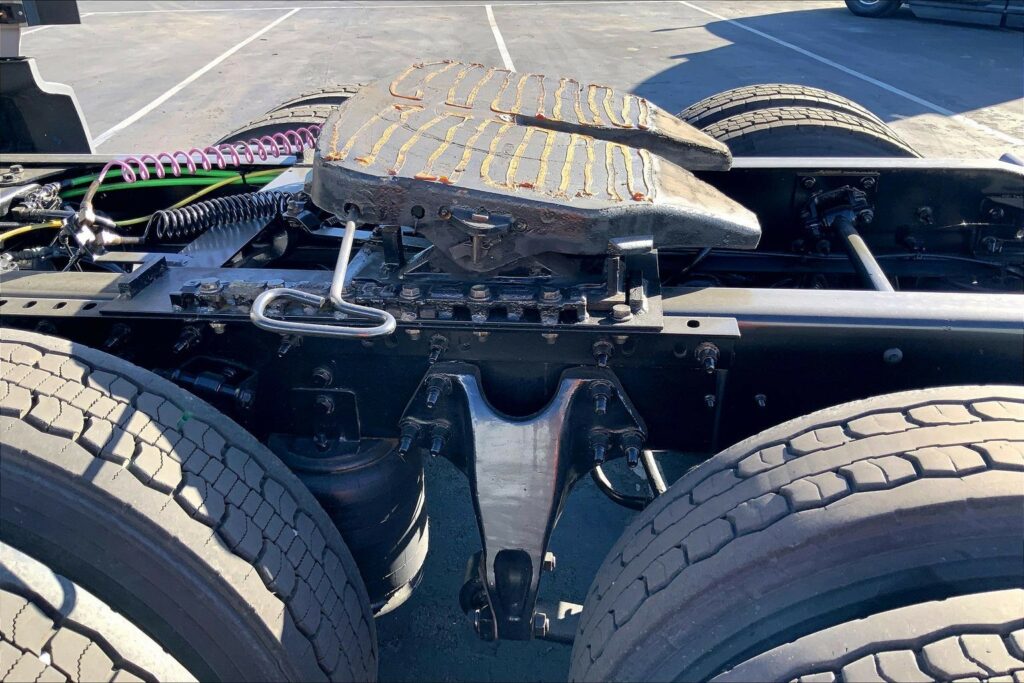 2022 CUM LT625 6×4 Sleeper