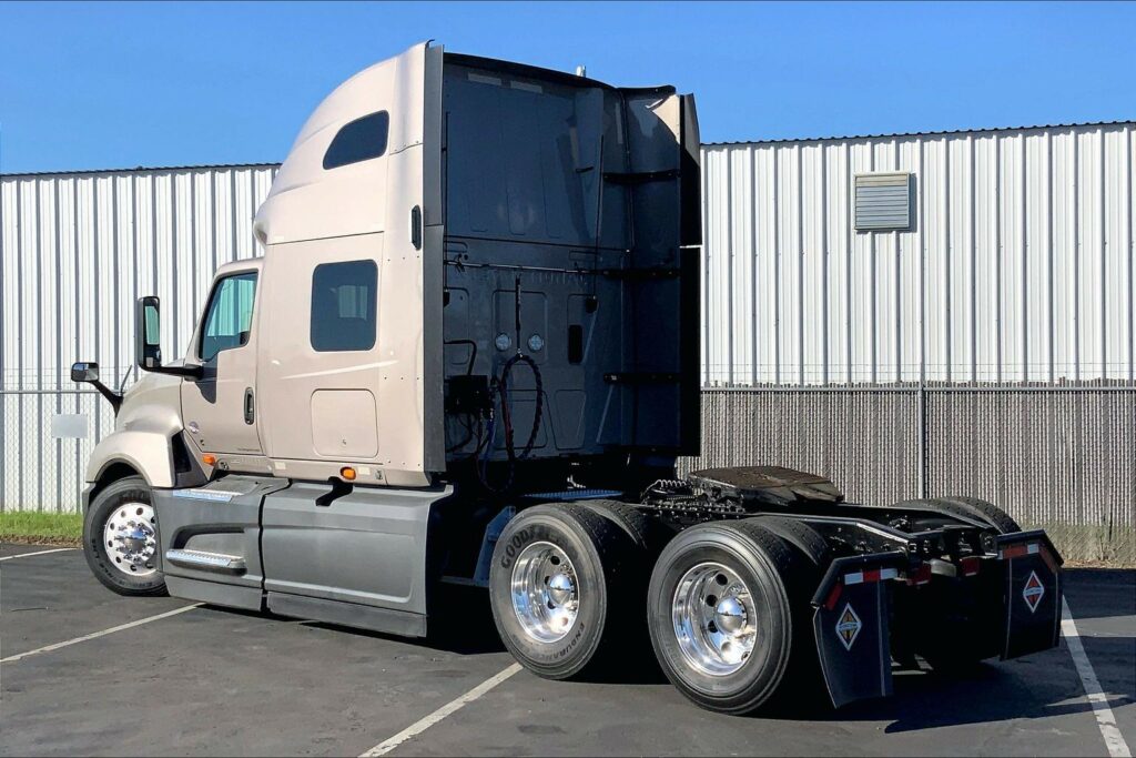 2022 CUM LT625 6×4 Sleeper