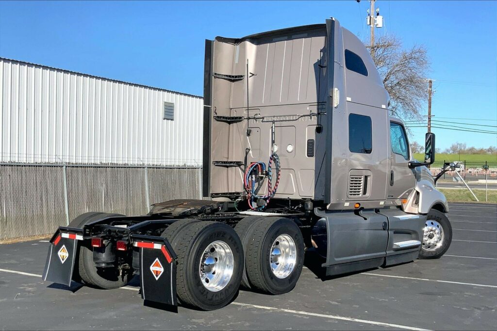2022 CUM LT625 6×4 Sleeper