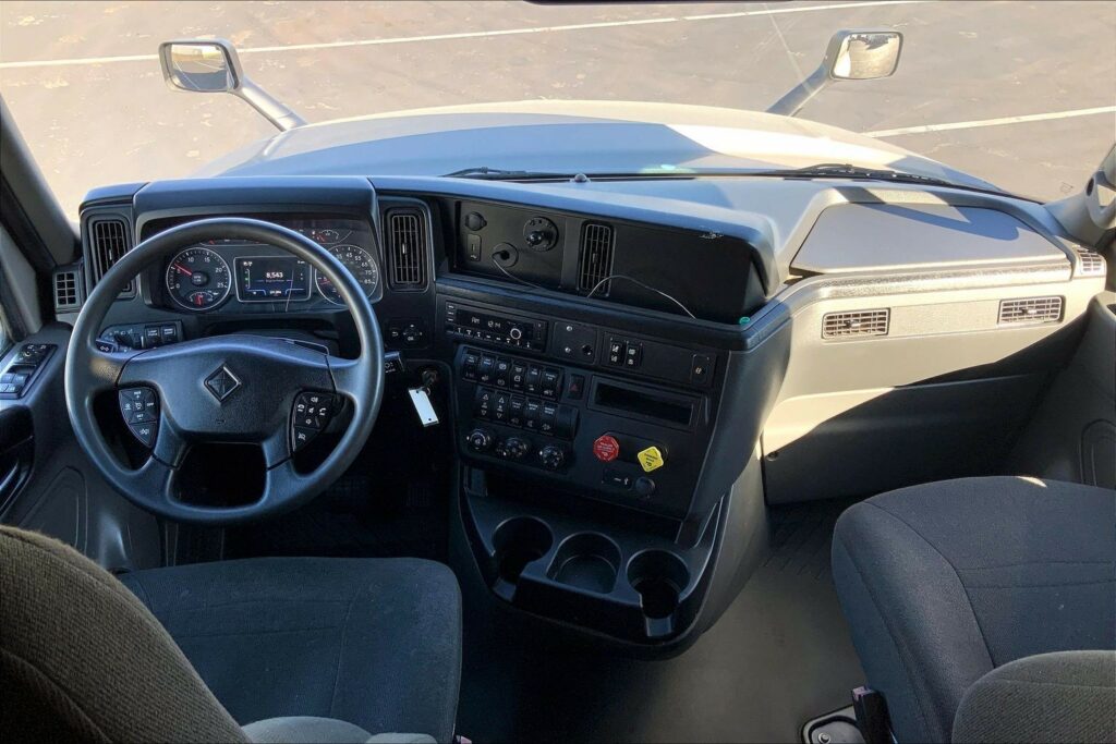 2022 CUM LT625 6×4 Sleeper