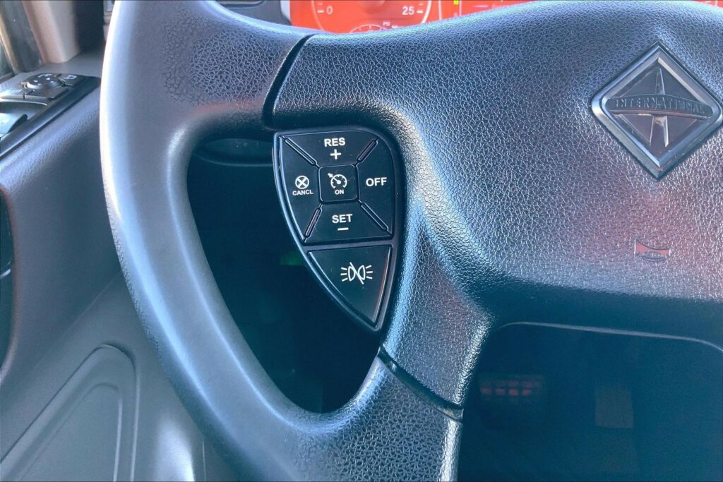 2022 CUM LT625 6×4 Sleeper