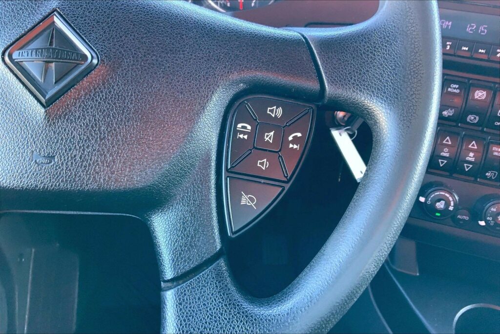 2022 CUM LT625 6×4 Sleeper