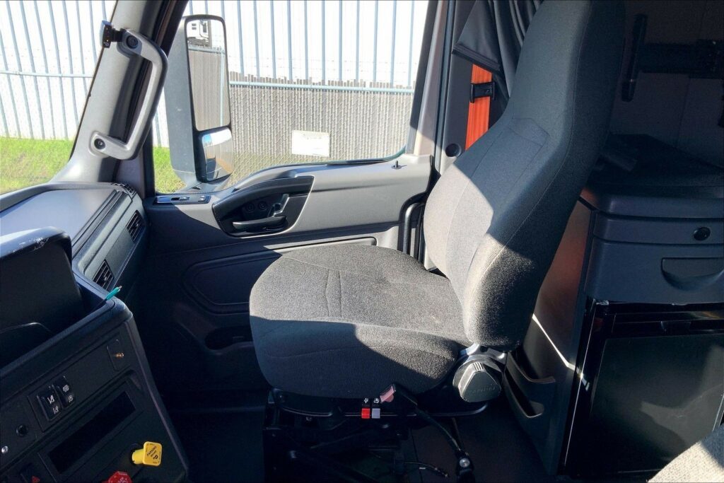 2022 CUM LT625 6×4 Sleeper