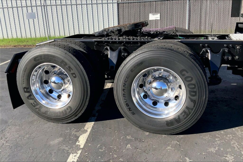 2022 CUM LT625 6×4 Sleeper