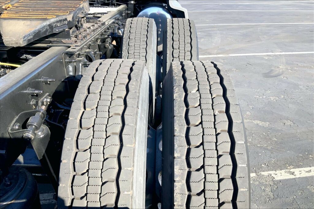 2022 CUM LT625 6×4 Sleeper