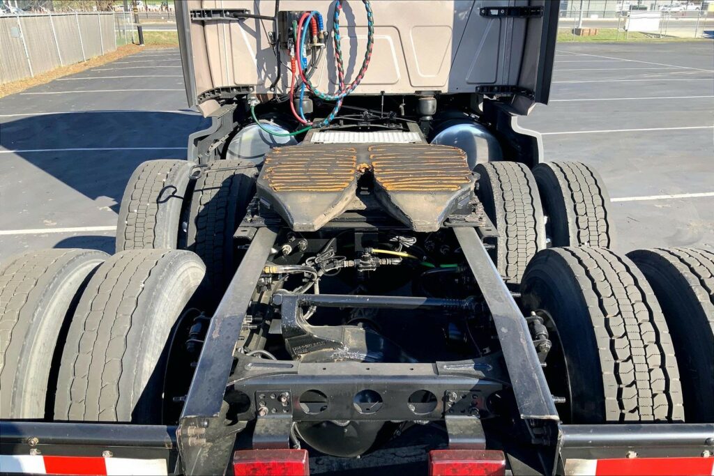 2022 CUM LT625 6×4 Sleeper