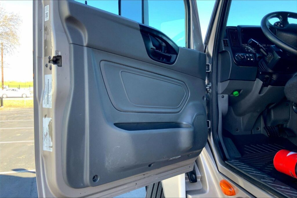 2022 CUM LT625 6×4 Sleeper