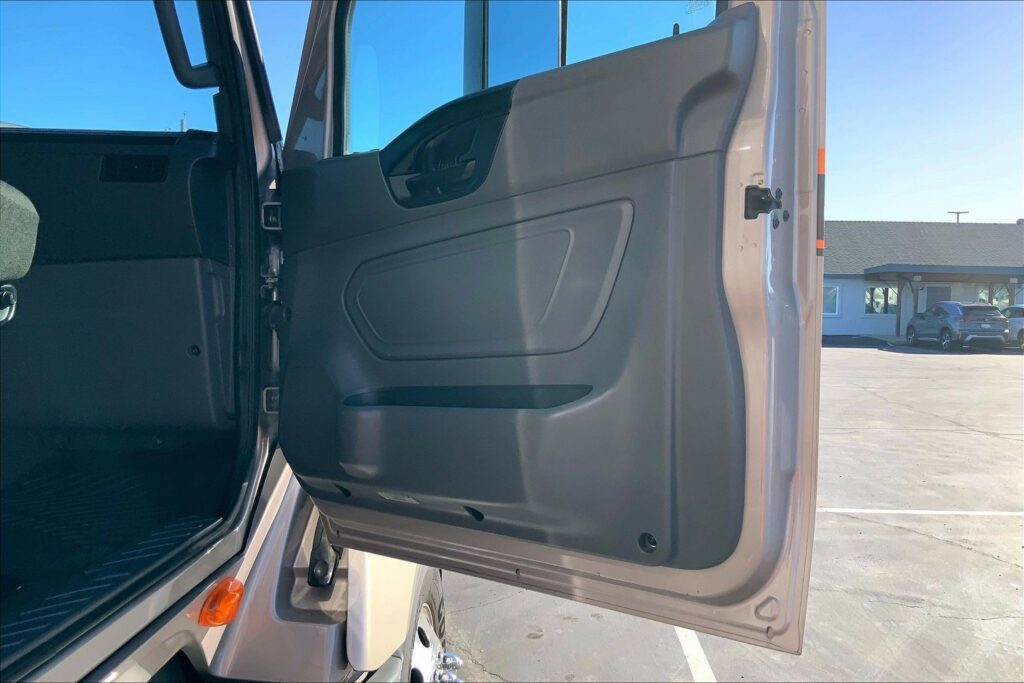 2022 CUM LT625 6×4 Sleeper