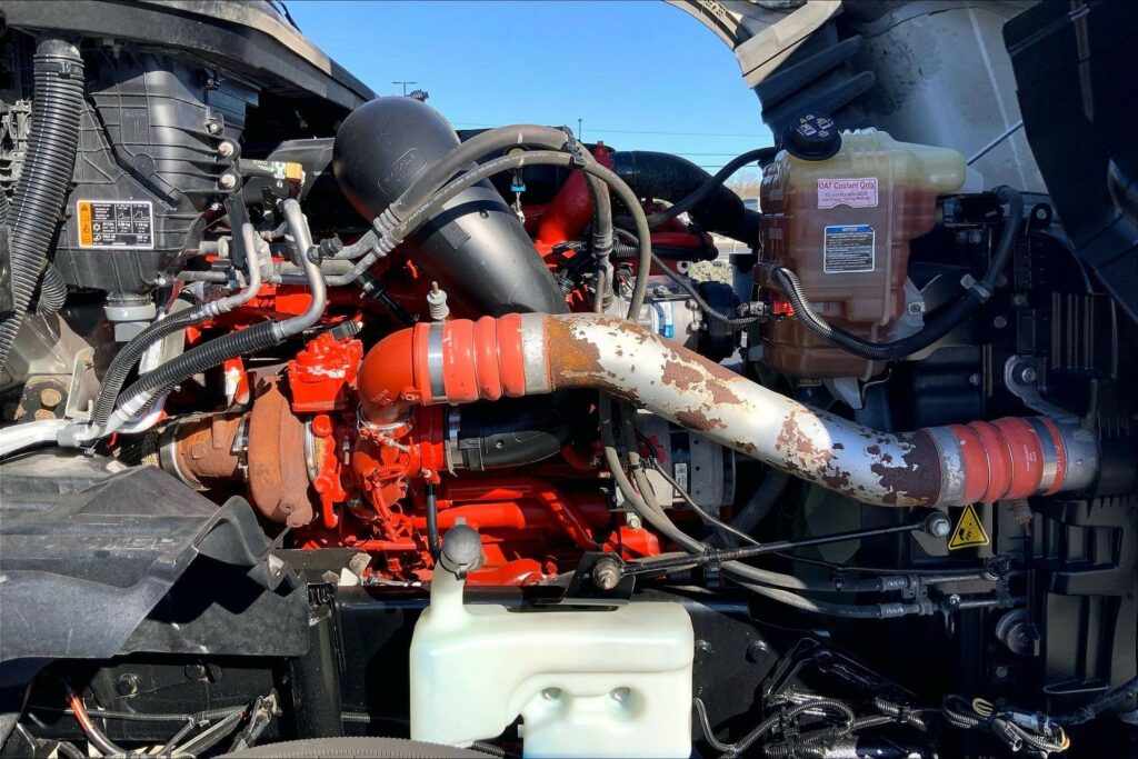 2022 CUM LT625 6×4 Sleeper