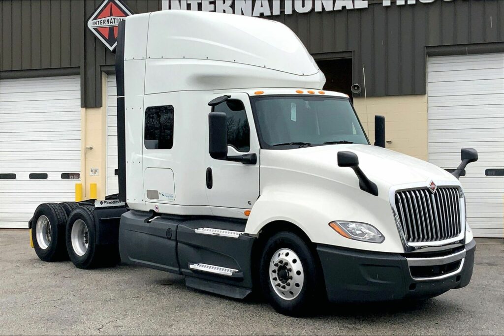 2022 CUM LT625 6×4 Sleeper