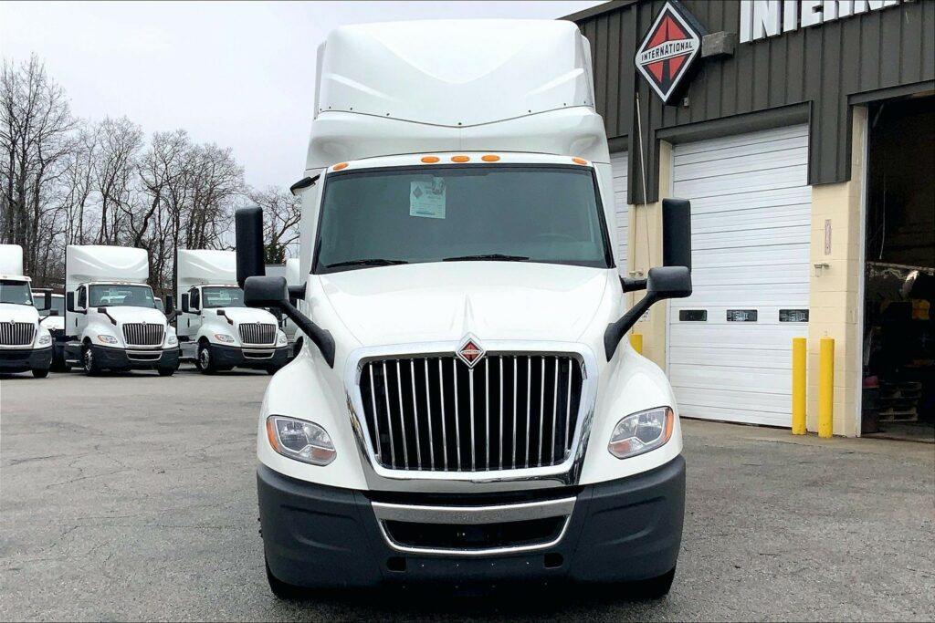 2022 CUM LT625 6×4 Sleeper