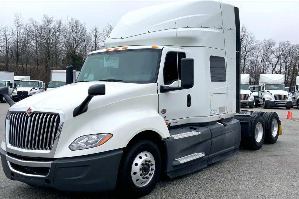 2022 CUM LT625 6×4 Sleeper