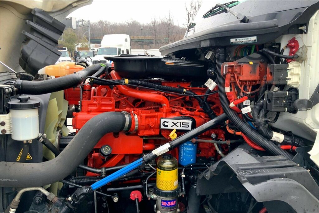 2022 CUM LT625 6×4 Sleeper