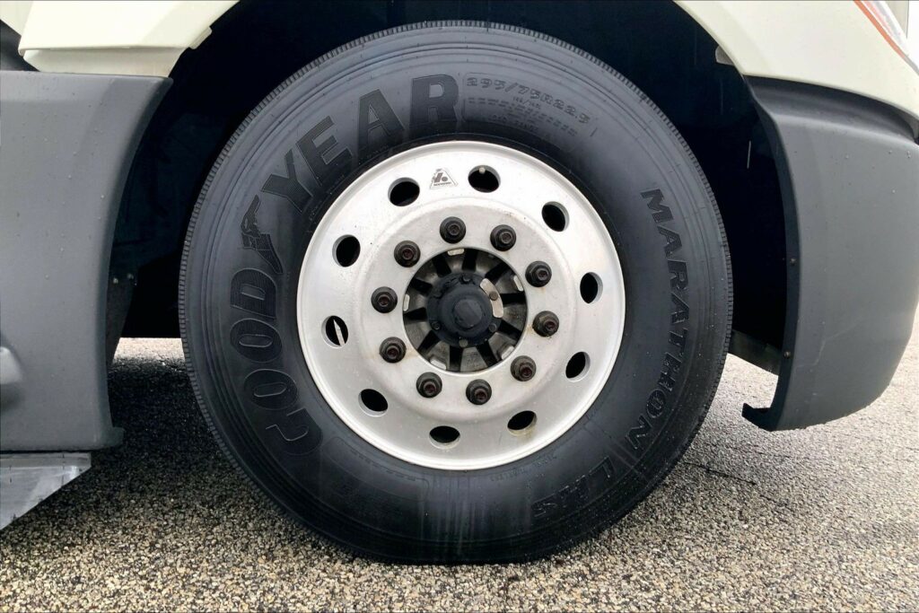 2022 CUM LT625 6×4 Sleeper