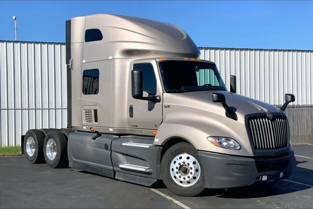 2022 CUM LT625 6×4 Sleeper