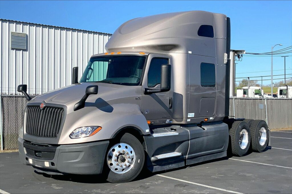 2022 CUM LT625 6×4 Sleeper