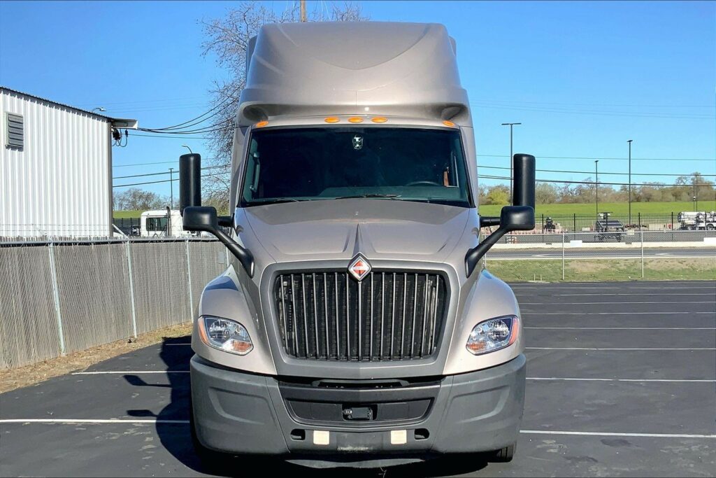 2022 CUM LT625 6×4 Sleeper